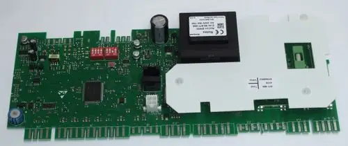 Daikin Regelungsplatine mit mehreren Anschlüssen, Kondensatoren und einem Mikrochip, geeignet für Heizungsanwendungen.
